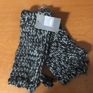 Knitted fingerless grey black gloves